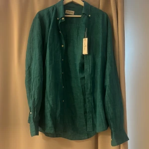 John Henric skjorta  - Linneskjorta från John Henric, aldrig använd, prislapp fortfarande kvar. Storlek 39, motsvarar M. Nypris 899kr, mitt pris 500kr 