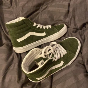 Vans skor - mörkgröna vans i storlek 38.5 men passar mig som både är en 38/39, knappt använda - köpta hösten23. 
