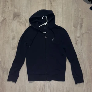 Polo Ralph lauren kofta - Size XS, okej skick tappat lite färg vid luvans kant annars är det inga problem.