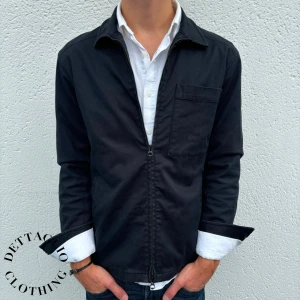 J.Lindeberg Overshirt - Overshirt från J.Lindeberg | Skick: 8/10 | Storlek: M | Nypris: 3200kr | Säljer för 995kr | Spårbar frakt via Postnord eller Instabox | Hör av dig vid frågor eller funderingar 