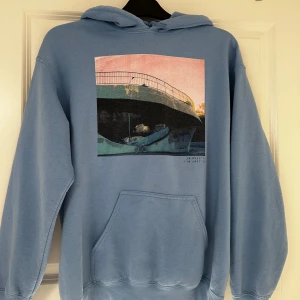 Blå hoodie - Blå lite ”oversize” hoodie med tryck. 