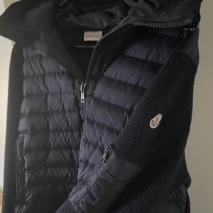 moncler cardigan  - intressekoll på min moncler cardigan || den är storlek xl men sitter som M👕 || skick 10/10 den har inga defekter eller liknande💸|| om du har ett pris är det bara att skriva!🙌🏻