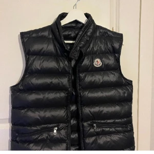 Moncler vest  - Säljer min Moncler vest då den inte kommer till användning längre. Dragkedjan är lite krånglig ibland men absolut inget problem. Annars är den i perfekt skick skulle jag säga. Fungerande NFC tag I loggan 