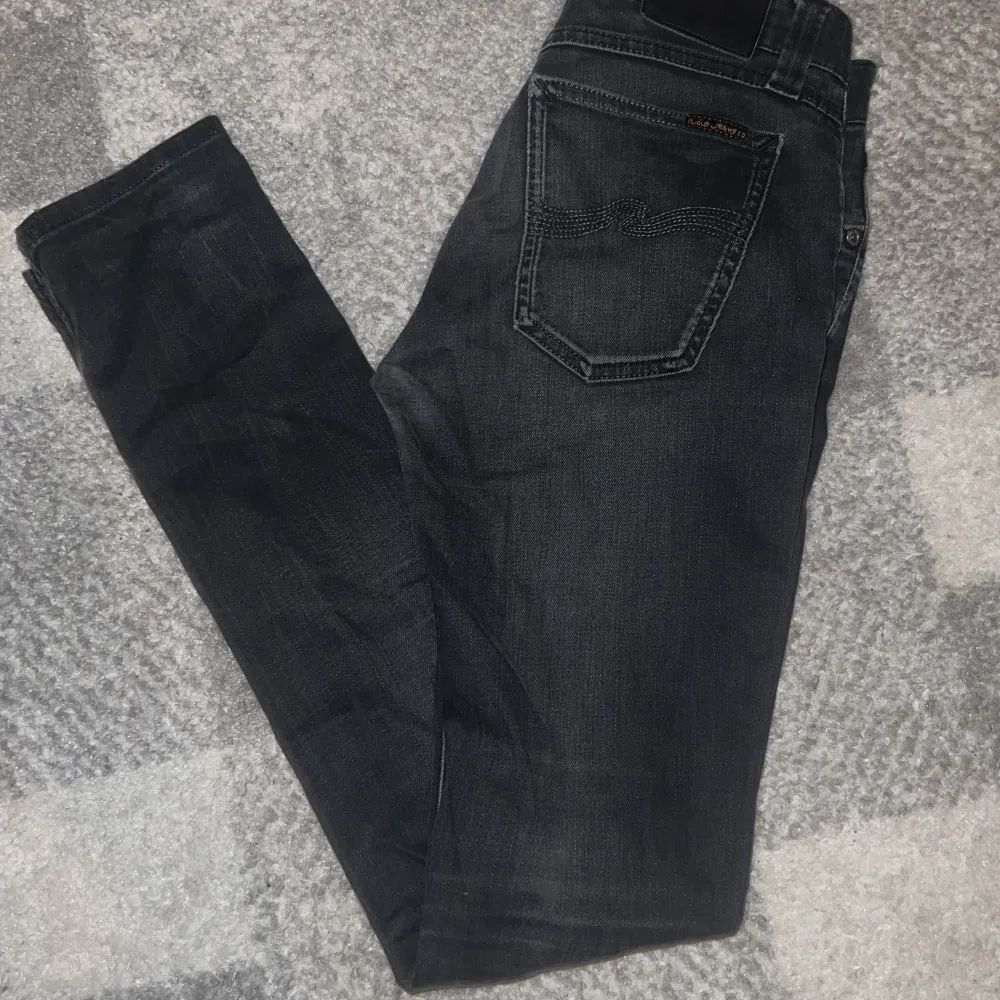 Säljer dessa feta nudie jeans i modell grim tim som är perfekta nu till lite kallare dagar |Nypris:1600|  |Mitt pris:150| hör av er om ni har några frågor🙌🙌. Jeans & Byxor.