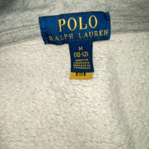 Ralph lauren zip hoodie - Den är i bra skick och den har används ett fåtal gånger och har inga oljefläcker eller sånt . Vill helst bytas mot ett liv bälte
