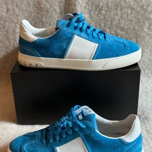 Valentino flycrews - 10/10 skick aldrig använt storlek 40 funkar som 41 box medföljer inte den boxen på bilden