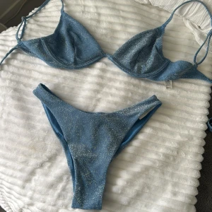 Bikini  - Populär Glitter blå bikini från Lindex!  Använd 1 gång! Så i fint skick  Nypris: 249 och 179
