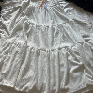 Långkjol - Vit långkjol , prislapp kvar aldrig använt . Från Gina Young är för kort för mig❤️