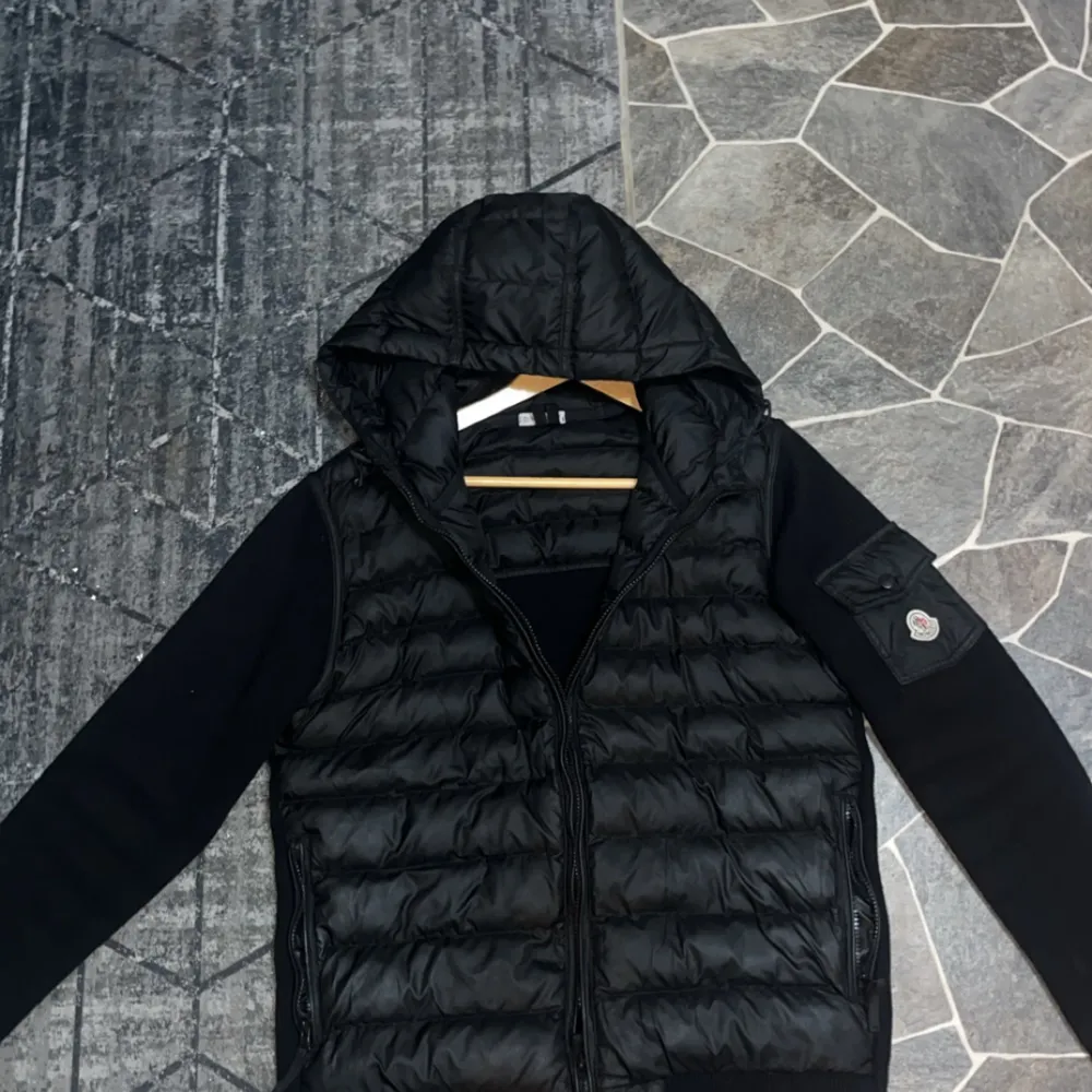 En Moncler cardigan är inte bara en tröja, det är en statement piece som ger stil och komfort i ett. Med sin höga kvalitet och eleganta design är den perfekt för att addera en touch av lyx till din garderob. En Moncler cardigan är ett måste! St: M,S. Jackor.