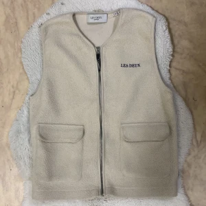 Fleece väst - Säljer denna asfeta Fleece västen från les duex, nypris 1299, Helt oanvänd, pris kan diskuteras😀