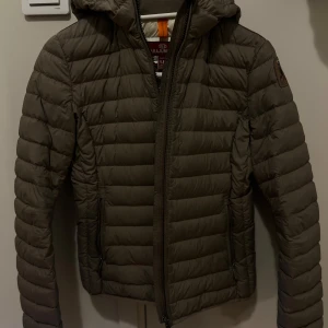 Parajumpers  - Säljer denna jackan då den inte passar mig längre, jackan köptes år 2022 från kidsbrandstore. Jackan köptes för 3700 kr.   Som ni ser står storleken på (Y-M = youth size). För mer info ställ gärna frågor, (pris kan diskuteras). 🤍🤍