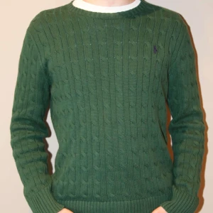 Stickad Ralph Lauren tröja  - Sjukt snygg sticka Ralph lauren tröja i storlek S! Perfekt för hösten!    Modellen på bilden är: Längd-175cm Vikt-60kg