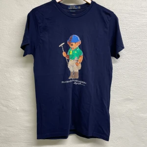 Polo Ralph Lauren T-shirt  - Polo Ralph Lauren T-shirt i storlek S. Liten skada.
