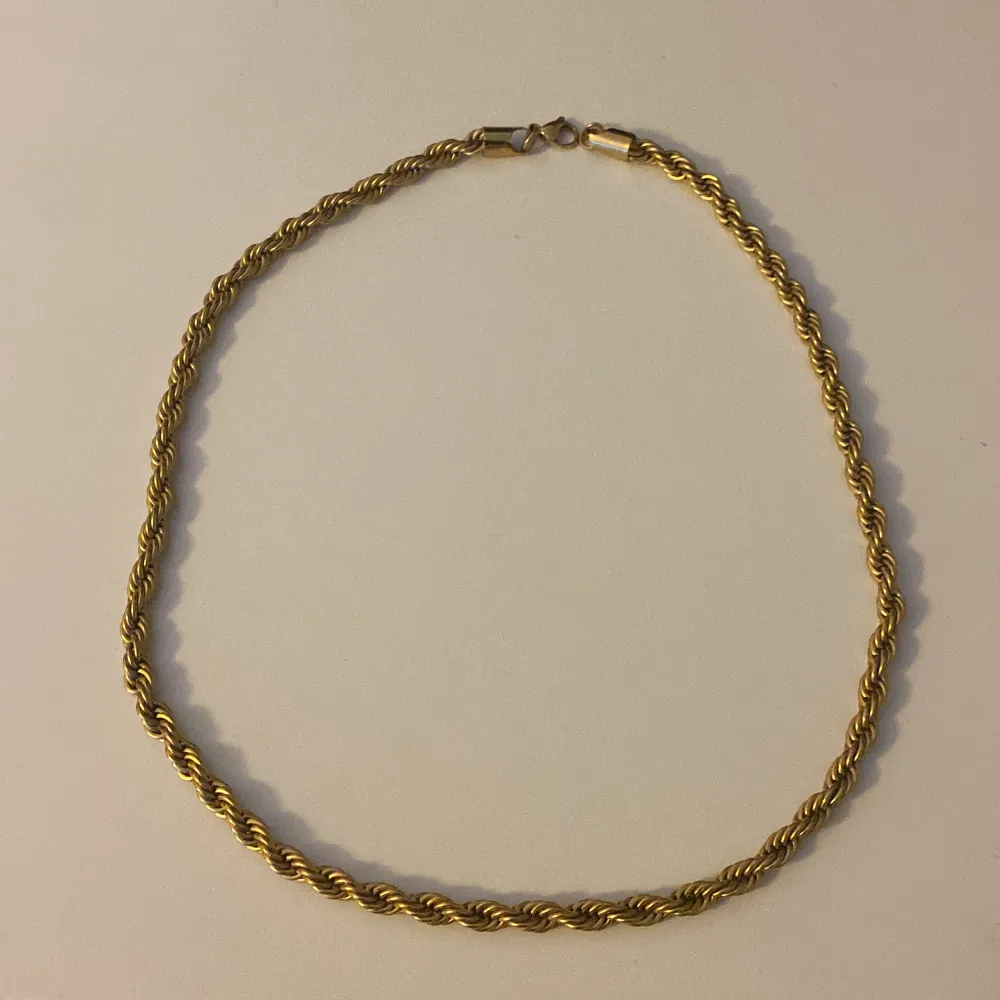 Säljer nu mitt cordell halsband som är doppat i äkta 18k guld med rostfritt stål. Halsbandet är i nyskick då jag köpte det ungefär 1 månad sen och har knappt använt halsbandet! Cordell halsbandet är 55 cm långt och 6 mm i bredd. Väldigt bra kvalitet!. Accessoarer.