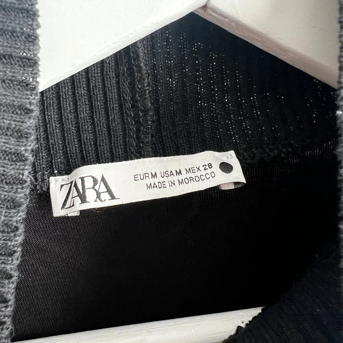 Svart t-shirt från Zara med en liten krage och ett litet tryck - 93
