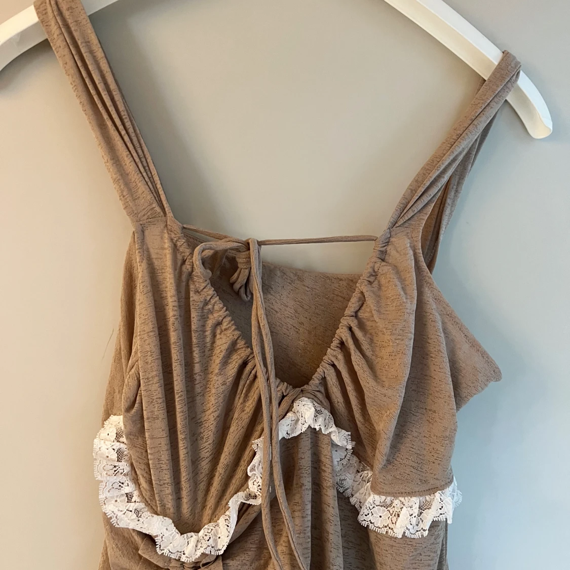 Beige klänning med spetsdetaljer