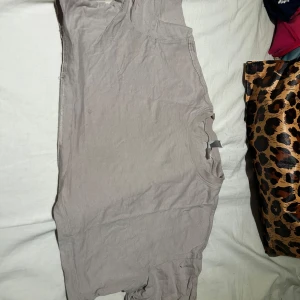 Två tröjor  - Säljer dessa två tröjor för 100kr och 50kr styck 