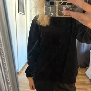 Svart tröja - Jag säljer min sammetliknande mysiga, svarta tröja från Åhléns, den är i storlek L men skulle mer säga att den sitter som en S/M! Perfekt basicplagg till hösten!🍁🍁