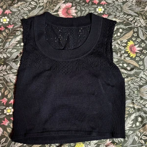 Söt topp - Topp/linne i bra skick, står ingen storlek eller märke men skulle säga att den är en S!