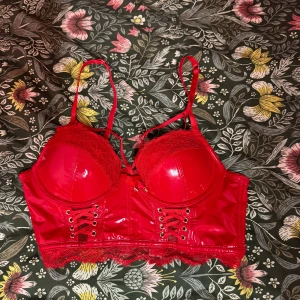 Latex bh - En supersnygg latexbh, endast provad men för liten för mig