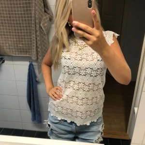 Blus - En jätte fin möstrad blus. Kommer tyvärr inte till användning längre. Inga difekter på tröjan. Skriv för fler bilder eller frågor💓Finns tyvärr inga lappar angående vart den är ifrån eller storlek. Men skulle uppskatta att den är i storlek s. 