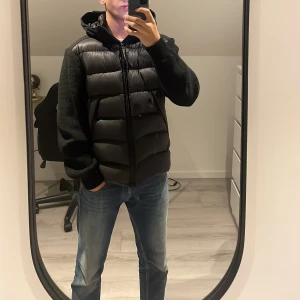 C.P Company Cardigang  - Sjukt fet C.P company cardigang i nyskick med Googles, perfekt till höst och vinter, fodrad med ankfjäder, väldigt värmande, nypris 6000. Säljer pga alldeles för stor för mig.