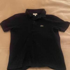 Lacoste pike - Hej säljer min Lacoste pike eftersom att den är för liten för mig i storlek 12 passar ungefär nån som är runt 150-155 skick 8/10 nypris ungefär 500kr mitt pris 299kr