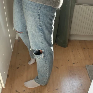 Blåa jeans☺️ - Fina jeans med hål på knäna! Dom är ganska högmidjade men sitter super snyggt☺️ Gillar man inte modellen så kan man köpa och sy om dom eller använda och sy något helt annat! Pris går att diskuteras och skriv priv för fler bilder🥰🥰