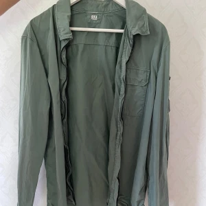 Cp company jacka  - Jackan är xl men den sitter ändå hyfsat på mig som har M 