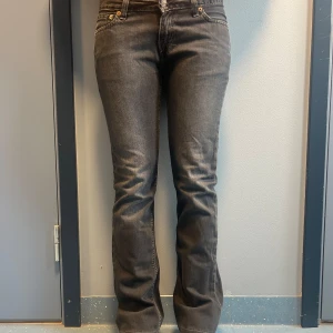 Levis jeans - Assnygga vintage levis jeans. Passar 36/38 och runt 160-165 som bäst men går att sprätta till längre! Super snygga och lowwaist bootcut!❣️Skriv för att diskutera pris!