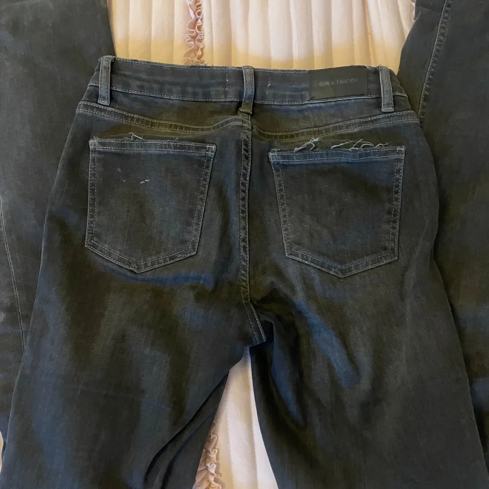 Säljer ett par mörkgrå/svarta low waist bootcut gina young jeans i storlek 164 eftersom de inte längre passar. De är i bra skick! Skriv för föer bilder🫶🏼. Jeans & Byxor.