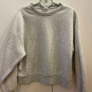 Ljusgrå fina tjocktröja  - En grå tjocktröja från Gina! Tröjan är i bra skick 💕