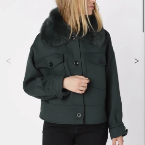 Meotine jacka grön - Säljer min gröna meotine jacka som är slutsåld, säljer den pågrund av att jag vill köpa en ny, en av knapparna har åkt av men ingenting som man märker 💕