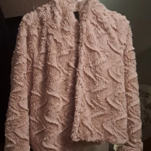 Jacka  - Knappt använd, säljes då jag har andra jackor men den är absolut i fint skick!