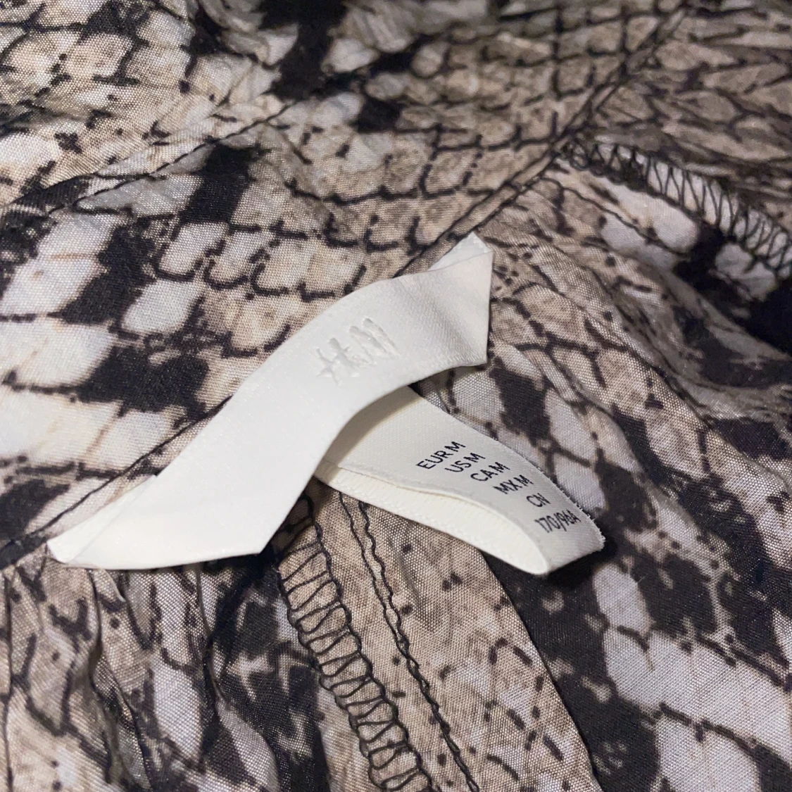 Ormmönstrad klänning från H&M - 91