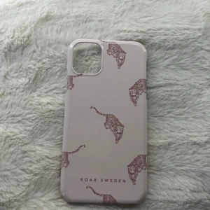 Roar sweden mobilskal - Säljer mitt roar sweden mobilskal då jag har en ny mobil. Skalet passar Iphone 11. Skalet är köpt för ca 300kr. Skalet är lite slitet och har en liten spricka men det syns knappt.💕 (priset kan diskuteras)