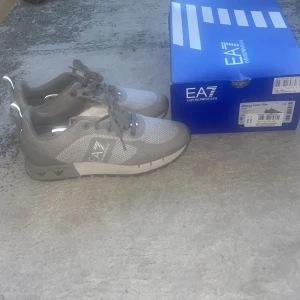 Ea7 skor  - Använda en gång köpta i London säljer dem för dessa är små för mig . Snabbaffär pris sänks . Nypris är 2000 på skorna 