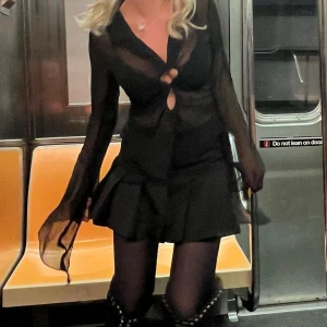 Svart topp - Jättevacker genomskinlig topp🖤🧙🏻‍♀️✧･ﾟ* i fint skick! 🍓🫧 storlek xs ♡ kontakta mig privat vid frågor & funderingar 💋 (bild 1 och 2 är inte mina⭐️)