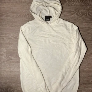 Oscar Jacobson hoodie  - Oscar Jacobson cashmere hoodie i storlek S. Färg vit/beige. Använd 1 gång.