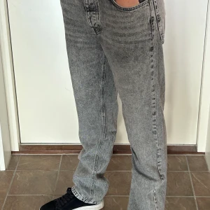 Grå Jeans - Asos Jeans i bra skick. Straight/baggy fit Storlek: W31 L32
