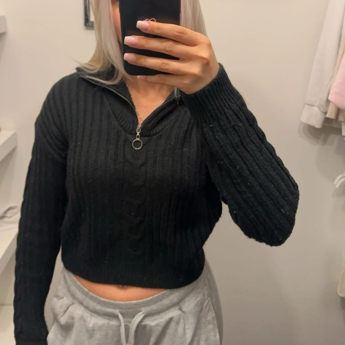 Svart ribbad tröja med dragkedja