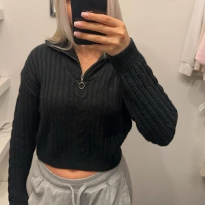 Svart ribbad tröja med dragkedja - Säljer en snygg svart ribbad tröja med dragkedja framtill.