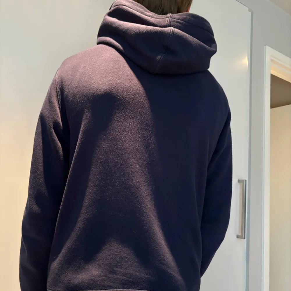 Marinblå hoodie från Ralph Lauren i bra skick. Passar storlek S/M.. Hoodies.