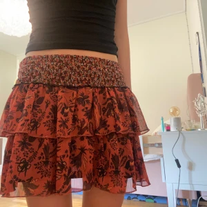 Volangkjol från zara - Jätte fin orange/vinröd kjol från zara med mönster! Plagget är varsamt andvänd och saknar defekter 🥰