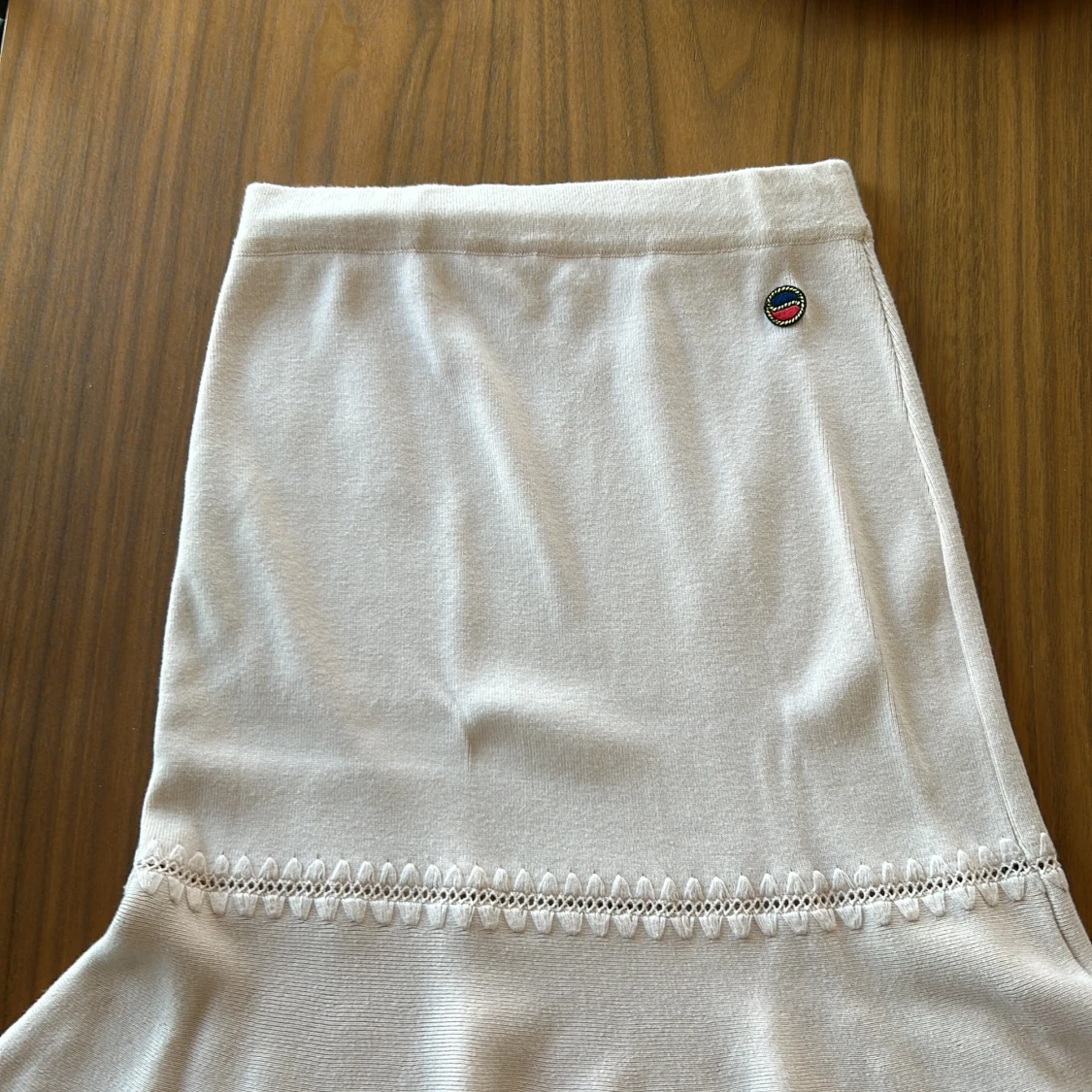 Ljusrosa Busnelkjol med volangdetalj - 90