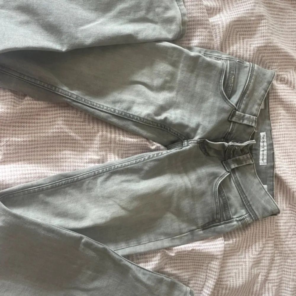 Säljer mina super snygga lågmidjade jeans ifrån ”pepe jeans” i storlek 24/32 de är i super bra skick och knappt använda skriv gärna om ni undrar något eller är intresserade💕. Jeans & Byxor.