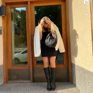 Vår/Höst jacka - Säljer denna så så fina vår/höst jacka, så fina mönster och i så fint skick! Köpt på lindex och den är i Stl L men sitter snyggt oversized på mig aom har S/M på kläder🩷🩷