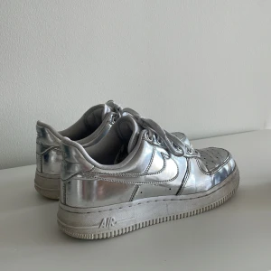 Nike air force  - Säljer nu mina cool och unika silvriga Nike Air force i storlek 38🪩