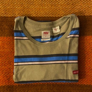 Randig T-shirt - Levis - Storlek M  Skick 9/10  Enkel T-shirt med randigt mönster  Mycket bra material och har varit mycket omtyckt 