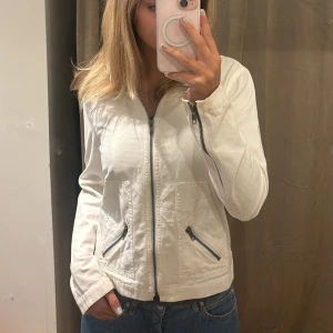 Vit jacka från Tvist and Tango - Bra skick och bra i storlek för S/M